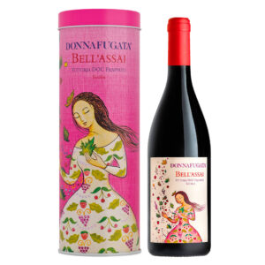 Donnafugata Bell’Assai Vittoria DOCG Frappato è un vino fresco e fragrante, di ottima bevibilità. Un viaggio nei profumi e sapore di una Sicilia che non ci si aspetta. Donnafugata Bell’Assai Vittoria DOCG Frappato ha un colore rosso rubino luminoso dai riflessi violacei.Al naso presenta note intense fruttate di fragola e ciliegia accompagnati da sentori floreali di rosa e fresia.Al palato è fresco, gentile e fragrante, con una trama tannica morbida e avvolgente. Il corpo è leggero e scorrevole.Numerosi sono i richiami alle note fruttate che lo rendono piacevolmente beverino.Estremamente versatile in cucina.Bell’Assai Frappato di Vittoria DOCG di Donnafugata è un viaggio nei profumi e sapore di una Sicilia che non ci si aspetta. Sicuramente un vino improntato e di grande nitidezza. L’etichetta ritrae una fanciulla di carattere che offre alla dolce brezza siciliana i frutti della vigna ed i profumi della campagna, a rappresentazione dello spirito di quelle famiglie intraprendenti e amanti della bellezza che animano da sempre il territorio di vittoria. Una vera e propria celebrazione del “bello”. Ogni bottiglia è confezionata singolarmente con la propria latta, un oggetto di design senza tempo. Novità 2024 in edizione limitata, pensata come idea regalo.