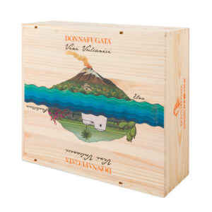 Donnafugata presenta la nuovissima e bellissima cassetta regalo che celebra i Vini Vulcanici più rappresentativi della Tenuta: Sul Vulcano Etna DOC Bianco 2021, Sul Vulcano Etna DOC Rosso 2021 e Ben Ryé Passito di Pantelleria DOC 2022. Tutti e tre vini che portano nel calice l'energia, la mineralità e l'eleganza dei loro territori di origine, ovvero l'isola di Pantelleria e l'Etna. Una bellissima confezione regalo con tre bottiglie, ideale per gli appassionati ed intenditori di vini, nonché della vivacità siciliana. - Sul Vulcano Etna DOC Bianco (Carricante 100%) Un bianco ricercato e ricco, che richiama i sentori di frutti gialli, erbe aromatiche, agrumi e sbuffi minerali di pietra focaia. Avvolgente, fresco e sapido al palato, caratterizzato dalla sua spiccata mineralità e dalla lunghissima persistenza. - Sul Vulcano Etna DOC Rosso (Nerello Mascalese e Nerello Cappuccio) Un rosso luminoso, con bouquet elegante che spazia dai sentori iniziali di ribes e fragolina, completati da gradevoli note floreali, seguite da spezie come cannella e noce moscata. Al palato rivela un tannino equilibrato e ben integrato, dimostrandosi un rosso armonico, dalla bellissima persistenza. - Ben Ryé Passito di Pantelleria DOC (100% Moscato d'Alessandria)Da sempre considerato "il Passito di Pantelleria", uno dei più grandi e meravigliosi vini da meditazione italiani. Si distingue per le caratteristiche note di albicocca e pesca, canditi e fichi secchi, seguiti ancora da miele, erbe aromatiche e note minerali. Morbido, intenso e piacevolmente ampio, si differenzia per la sua straordinaria complessità, fondendo in un unico nettare dolcezza, sapidità e morbidezza. Lunghissimo il finale. 