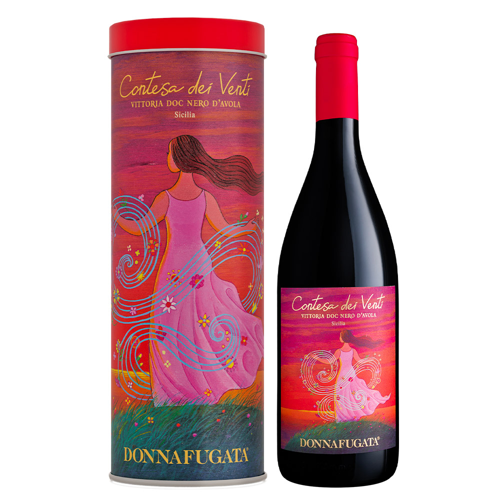 Donnafugata Contesa dei Venti Nero d'Avola Vittoria DOC si presenta di colore rosso rubino. Al naso emerge un bouquet fragrante ricco di note di frutti rossi come ciliegia e lampone, sentori di spezie come salvia e pepe nero e sbuffi balsamici di ginepro. Al palato è fresco, ampio ed armonico, con un piacevole ritorno di note fruttate e un tannino morbido ed avvolgente. Chiude con un finale persistente ed elegante. Contesa dei Venti è un Nero d'Avola proveniente dalla DOC Vittoria, situata nella Sicilia Sud-Occidentale. Si distingue per i sentori floreali e un bouquet fragrante di note fruttate, speziate e balsamiche. Morbido e persistente, risulta essere un vino elegante e dalla personalità avvolgente. L'etichetta, dai colori intensi che ricordano le susine e la lavanda, rappresenta una donna, la Contesa dei Venti, che guarda lontano, lasciandosi accarezzare e giocando dolcemente con il vento. Il nome di questo vino prende spunto dalla piacevole brezza che è sempre presente nel territorio di Vittoria, soffiando tra i grappoli di Nero d'Avola di notte come di giorno. Un vento leggero che nasce dal dialogo tra il mare e i monti Iblei. Ogni bottiglia è confezionata singolarmente con la propria latta, un oggetto di design senza tempo. Novità 2024 in edizione limitata, pensata come idea regalo.