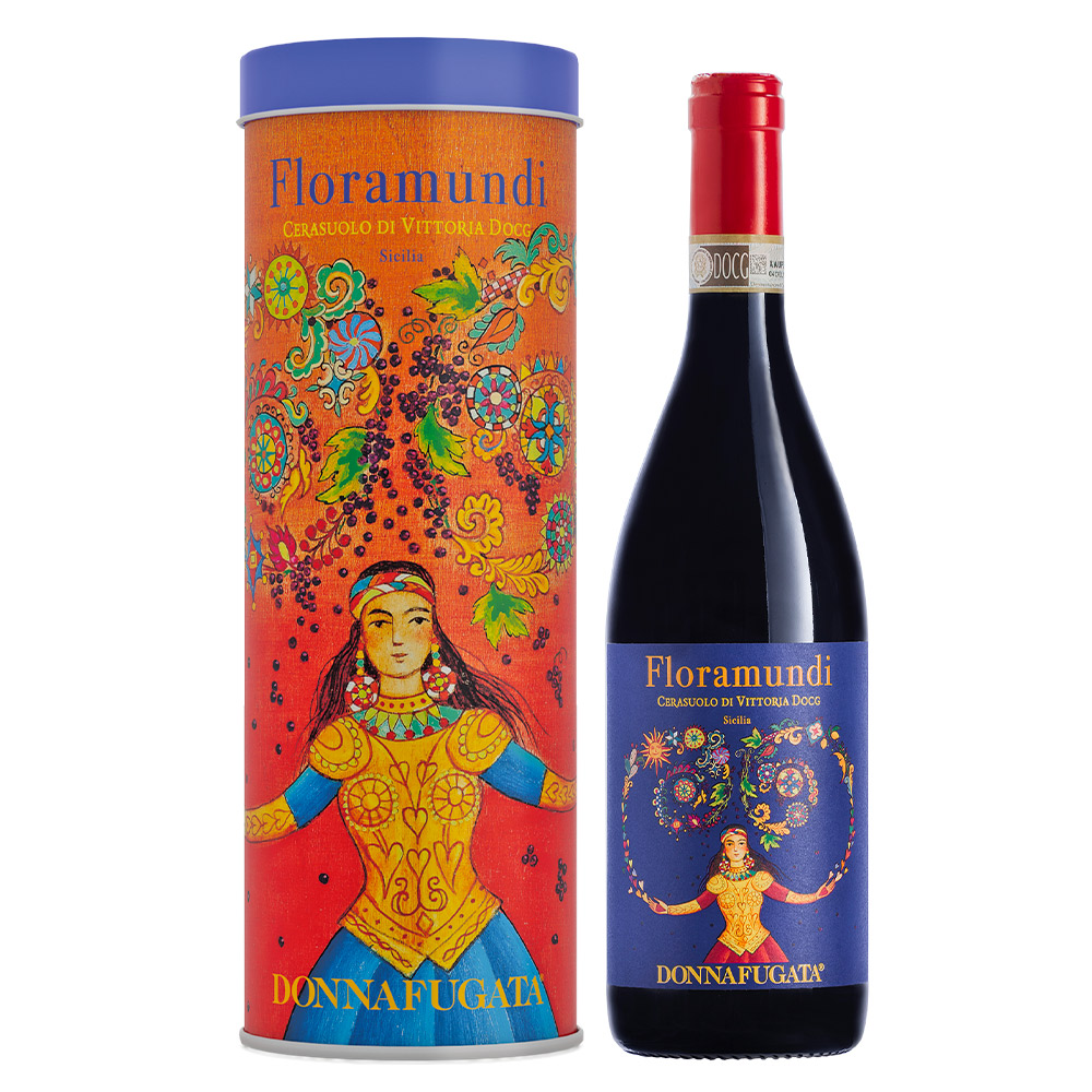 Donnafugata Floramundi Cerasuolo di Vittoria DOCG è un vino rosso con un bouquet complesso. Particolarmente morbido e succoso, piacevolissimo alla beva. Donnafugata Floramundi Cerasuolo di Vittoria DOCG ha un colore rosso rubino intenso con luminosi riflessi violacei. Al naso offre intensi aromi fruttati tra i quali spiccano amarena e piccoli frutti di bosco come le more. Successivamente il bouquet si apre a delicati sbuffi balsamici di alloro e caratteristiche note speziate di pepe nero. Al palato è morbido e sorretto da una buona freschezza gustativa, che lo rendono succoso e di piacevolissima beva.Il tannino è fine, ben amalgamato e conduce verso un finale pulito e persistente. Il Floramundi di Donnafugata, prodotto a partire dal 2016, esprime al massimo l’equilibrio armonico che può raggiungere il Cerasuolo di Vittoria, un vino sorprendente e di grande nitidezza. Floramundi è una figura femminile che porta in dono meravigliosi intrecci di fiori e frutti dai toni vellutati. È un dialogo tra due anime, quella elegante e sofisticata del Liberty Floreale, di cui Vittoria è ricca di testimonianze, e quella affascinante e suggestiva della tradizione dei Pupi Siciliani; un dialogo tra Nero d’Avola e Frappato da ascoltare con piacere. Ogni bottiglia è confezionata singolarmente con la propria latta, un oggetto di design senza tempo. Novità 2024 in edizione limitata, pensata come idea regalo.