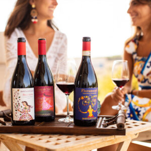 Donnafugata Floramundi Cerasuolo di Vittoria DOCG è un vino rosso con un bouquet complesso. Particolarmente morbido e succoso, piacevolissimo alla beva. Donnafugata Floramundi Cerasuolo di Vittoria DOCG ha un colore rosso rubino intenso con luminosi riflessi violacei. Al naso offre intensi aromi fruttati tra i quali spiccano amarena e piccoli frutti di bosco come le more. Successivamente il bouquet si apre a delicati sbuffi balsamici di alloro e caratteristiche note speziate di pepe nero. Al palato è morbido e sorretto da una buona freschezza gustativa, che lo rendono succoso e di piacevolissima beva.Il tannino è fine, ben amalgamato e conduce verso un finale pulito e persistente. Il Floramundi di Donnafugata, prodotto a partire dal 2016, esprime al massimo l’equilibrio armonico che può raggiungere il Cerasuolo di Vittoria, un vino sorprendente e di grande nitidezza. Floramundi è una figura femminile che porta in dono meravigliosi intrecci di fiori e frutti dai toni vellutati. È un dialogo tra due anime, quella elegante e sofisticata del Liberty Floreale, di cui Vittoria è ricca di testimonianze, e quella affascinante e suggestiva della tradizione dei Pupi Siciliani; un dialogo tra Nero d’Avola e Frappato da ascoltare con piacere. Ogni bottiglia è confezionata singolarmente con la propria latta, un oggetto di design senza tempo. Novità 2024 in edizione limitata, pensata come idea regalo.