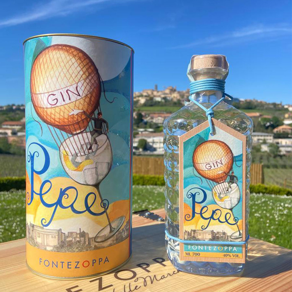 Fontezoppa Dry Gin Pepe nasce dalla distillazione di bacche di ginepro di Serrapetrona, basato su un'antica ricetta e realizzato con i migliori ingredienti italiani. Alla vista è limpido e cristallino, mentre al naso sprigiona profumi intensi e speziati di ginepro e agrumi. Un gin fine ed elegante, complesso e moderno, che si distingue per l'ottima freschezza e l'aromaticità. Botaniche utilizzate: Bacche di ginepro dell’Appennino, salvia, rosmarino, limone, bergamotto e chinotto.-Le materie prime, di alta qualità, vengono sapientemente distillate a bagnomaria con metodo discontinuo a vapore, dove la testa e la coda vengono eliminate in modo da isolare il cuore, ricco di profumi e sapori che ben identificano le botaniche utilizzate. Dopo la fase di distillazione, il gin viene lasciato riposare in recipienti d'acciaio Inox e portato successivamente alla gradazione desiderata con l'aggiunta di acqua purissima di sorgente. Il passaggio successivo prevede la refrigerazione a -8°C per 36 ore, che elimina tutti gli oli essenziali della distillazione, conferendo un carattere pulito. Viene poi filtrato per cinque volte e poi imbottigliato.