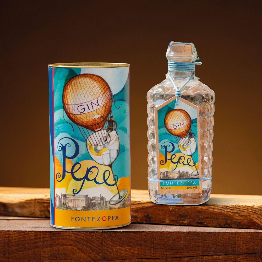 Fontezoppa Dry Gin Pepe nasce dalla distillazione di bacche di ginepro di Serrapetrona, basato su un'antica ricetta e realizzato con i migliori ingredienti italiani. Alla vista è limpido e cristallino, mentre al naso sprigiona profumi intensi e speziati di ginepro e agrumi. Un gin fine ed elegante, complesso e moderno, che si distingue per l'ottima freschezza e l'aromaticità. Botaniche utilizzate: Bacche di ginepro dell’Appennino, salvia, rosmarino, limone, bergamotto e chinotto.-Le materie prime, di alta qualità, vengono sapientemente distillate a bagnomaria con metodo discontinuo a vapore, dove la testa e la coda vengono eliminate in modo da isolare il cuore, ricco di profumi e sapori che ben identificano le botaniche utilizzate. Dopo la fase di distillazione, il gin viene lasciato riposare in recipienti d'acciaio Inox e portato successivamente alla gradazione desiderata con l'aggiunta di acqua purissima di sorgente. Il passaggio successivo prevede la refrigerazione a -8°C per 36 ore, che elimina tutti gli oli essenziali della distillazione, conferendo un carattere pulito. Viene poi filtrato per cinque volte e poi imbottigliato.