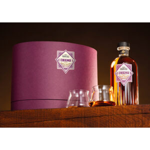 Francoli Grappa Riserva Enigma: un'elegante confezione regalo in cartone premium racchiude due bicchieri da degustazione per distillati e una bottiglia di grappa invecchiata Luigi Francoli Enigma. Come un vero Enigma, questa grappa affascina ed incanta grazie alla sua complessità. Ogni sorso è una scoperta, svelando lentamente i diversi livelli aromatici che stimolano i sensi e la mente. Questa magnifica confezione regalo è l'occasione perfetta per trascorrere momenti estremamente piacevoli e conviviali. Luigi Francoli Grappa Riserva Enigma: Si presenta di un bel colore ambrato, limpido e luminoso. Al naso giungono intense sensazioni di mandorla e nocciola tostata, a cui si susseguono sensazioni speziate di vaniglia, uva passa e frutta candita. Al palato è estremanente equilibrata, ricca e complessa. Il sorso è avvolgente e rotondo, il ritorno di note vanigliate e accenni di legno è notevole. Chiude con un finale di ottima persistenza gustativa.