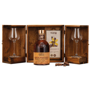 Francoli Cask Finish Bar: un elegante mobiletto bar realizzato in legno racchiude due bicchieri da degustazione, una bottiglia di grappa invecchiata Luigi Francoli Bourbon Cask Finish e una tavoletta di Cioccolato di Modica IGP alla Vaniglia Bourbon.  La grappa ha soggiornato in botti utilizzate in precedenza per affinare il Bourbon ed è prodotta in edizione limitata di circa 3000 bottiglie. Questa magnifica confezione regalo è l'occasione perfetta per trascorrere momenti estremamente piacevoli e conviviali.  - Luigi Francoli Grappa Bourbon Cask Finish Di un bel colore ambrato, connotato da riflessi ramati. Al naso emerge un bouquet sfaccettato che ricorda la nocciola e la mandorla tostata, seguiti da fiori secchi e spezie. Al palato è perfettamente equilibrata, sontuosa e ampia, caratterizzata da un gusto in cui i sentori di legno e vaniglia fanno da padroni.
