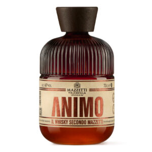 Animo: il Whisky secondo Mazzetti, la nuovissima release di Mazzetti d'Altavilla che lascia la Barricaia dopo tre lunghissimi anni di invecchiamento in pregiate essenze lignee. La sfida nasce fra gli alambicchi, con l'idea di mettere alla prova i quasi 200 anni di Mazzetti e donando un contributo alla tradizione distillatoria internazionale, ma senza imitazioni. Al contrario, Animo segue una propria identità in termini sensoriali e di packaging, senza essere condizionato dall'ampia scelta di versioni internazionali. Animo si caratterizza per il suo bouquet ricco ed ampio, con note di lievito e una morbida tostatura, che si orienta tra il vanigliato e i sentori di pasticceria. Al palato è complesso ed emergono piano piano fresche note di orzo tostato, rivelando poi un gusto intenso di vaniglia e una chiusura tannica estremamente persistente. Un distillato di carattere, con una personalità esclusiva. "Nella vita, per osare, ci vuole Animo. "Ci vuole coraggio, nella vita, così come nella distillazione. Coraggio quando si affrontano nuove avventure e si esplorano mondi diversi con la volontà di lasciare sempre il proprio segno distintivo. Quando la sfida chiama, Mazzetti d’Altavilla risponde… e lo fa con personalità e convinzione, valori che sono alla base di “Animo”, il whisky secondo Mazzetti. Il primo approccio verso un distillato che rappresenta una novità nella collezione dei “Distillatori dal 1846” rappresenta un nuovo capitolo di un’azienda che guarda oltre confine ma interpreta secondo la propria filosofia produttiva. La novità è stata cullata a lungo, analizzata, sperimentata ed infine invecchiata, per dare quella complessità e quel coraggio che “Animo” è ora pronto a trasmettere ai suoi nuovi degustatori.