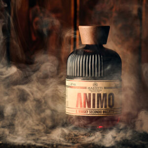 Animo: il Whisky secondo Mazzetti, la nuovissima release di Mazzetti d'Altavilla che lascia la Barricaia dopo tre lunghissimi anni di invecchiamento in pregiate essenze lignee. La sfida nasce fra gli alambicchi, con l'idea di mettere alla prova i quasi 200 anni di Mazzetti e donando un contributo alla tradizione distillatoria internazionale, ma senza imitazioni. Al contrario, Animo segue una propria identità in termini sensoriali e di packaging, senza essere condizionato dall'ampia scelta di versioni internazionali. Animo si caratterizza per il suo bouquet ricco ed ampio, con note di lievito e una morbida tostatura, che si orienta tra il vanigliato e i sentori di pasticceria. Al palato è complesso ed emergono piano piano fresche note di orzo tostato, rivelando poi un gusto intenso di vaniglia e una chiusura tannica estremamente persistente. Un distillato di carattere, con una personalità esclusiva. "Nella vita, per osare, ci vuole Animo. "Ci vuole coraggio, nella vita, così come nella distillazione. Coraggio quando si affrontano nuove avventure e si esplorano mondi diversi con la volontà di lasciare sempre il proprio segno distintivo. Quando la sfida chiama, Mazzetti d’Altavilla risponde… e lo fa con personalità e convinzione, valori che sono alla base di “Animo”, il whisky secondo Mazzetti. Il primo approccio verso un distillato che rappresenta una novità nella collezione dei “Distillatori dal 1846” rappresenta un nuovo capitolo di un’azienda che guarda oltre confine ma interpreta secondo la propria filosofia produttiva. La novità è stata cullata a lungo, analizzata, sperimentata ed infine invecchiata, per dare quella complessità e quel coraggio che “Animo” è ora pronto a trasmettere ai suoi nuovi degustatori.