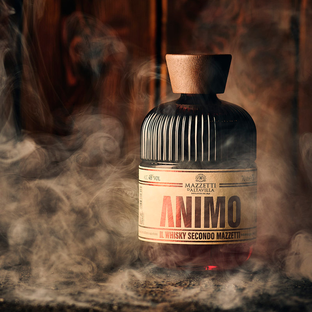 Animo: il Whisky secondo Mazzetti, la nuovissima release di Mazzetti d'Altavilla che lascia la Barricaia dopo tre lunghissimi anni di invecchiamento in pregiate essenze lignee. La sfida nasce fra gli alambicchi, con l'idea di mettere alla prova i quasi 200 anni di Mazzetti e donando un contributo alla tradizione distillatoria internazionale, ma senza imitazioni. Al contrario, Animo segue una propria identità in termini sensoriali e di packaging, senza essere condizionato dall'ampia scelta di versioni internazionali. Animo si caratterizza per il suo bouquet ricco ed ampio, con note di lievito e una morbida tostatura, che si orienta tra il vanigliato e i sentori di pasticceria. Al palato è complesso ed emergono piano piano fresche note di orzo tostato, rivelando poi un gusto intenso di vaniglia e una chiusura tannica estremamente persistente. Un distillato di carattere, con una personalità esclusiva. "Nella vita, per osare, ci vuole Animo. "Ci vuole coraggio, nella vita, così come nella distillazione. Coraggio quando si affrontano nuove avventure e si esplorano mondi diversi con la volontà di lasciare sempre il proprio segno distintivo. Quando la sfida chiama, Mazzetti d’Altavilla risponde… e lo fa con personalità e convinzione, valori che sono alla base di “Animo”, il whisky secondo Mazzetti. Il primo approccio verso un distillato che rappresenta una novità nella collezione dei “Distillatori dal 1846” rappresenta un nuovo capitolo di un’azienda che guarda oltre confine ma interpreta secondo la propria filosofia produttiva. La novità è stata cullata a lungo, analizzata, sperimentata ed infine invecchiata, per dare quella complessità e quel coraggio che “Animo” è ora pronto a trasmettere ai suoi nuovi degustatori.