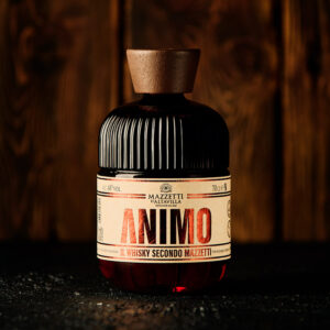 Animo: il Whisky secondo Mazzetti, la nuovissima release di Mazzetti d'Altavilla che lascia la Barricaia dopo tre lunghissimi anni di invecchiamento in pregiate essenze lignee. La sfida nasce fra gli alambicchi, con l'idea di mettere alla prova i quasi 200 anni di Mazzetti e donando un contributo alla tradizione distillatoria internazionale, ma senza imitazioni. Al contrario, Animo segue una propria identità in termini sensoriali e di packaging, senza essere condizionato dall'ampia scelta di versioni internazionali. Animo si caratterizza per il suo bouquet ricco ed ampio, con note di lievito e una morbida tostatura, che si orienta tra il vanigliato e i sentori di pasticceria. Al palato è complesso ed emergono piano piano fresche note di orzo tostato, rivelando poi un gusto intenso di vaniglia e una chiusura tannica estremamente persistente. Un distillato di carattere, con una personalità esclusiva. "Nella vita, per osare, ci vuole Animo. "Ci vuole coraggio, nella vita, così come nella distillazione. Coraggio quando si affrontano nuove avventure e si esplorano mondi diversi con la volontà di lasciare sempre il proprio segno distintivo. Quando la sfida chiama, Mazzetti d’Altavilla risponde… e lo fa con personalità e convinzione, valori che sono alla base di “Animo”, il whisky secondo Mazzetti. Il primo approccio verso un distillato che rappresenta una novità nella collezione dei “Distillatori dal 1846” rappresenta un nuovo capitolo di un’azienda che guarda oltre confine ma interpreta secondo la propria filosofia produttiva. La novità è stata cullata a lungo, analizzata, sperimentata ed infine invecchiata, per dare quella complessità e quel coraggio che “Animo” è ora pronto a trasmettere ai suoi nuovi degustatori.
