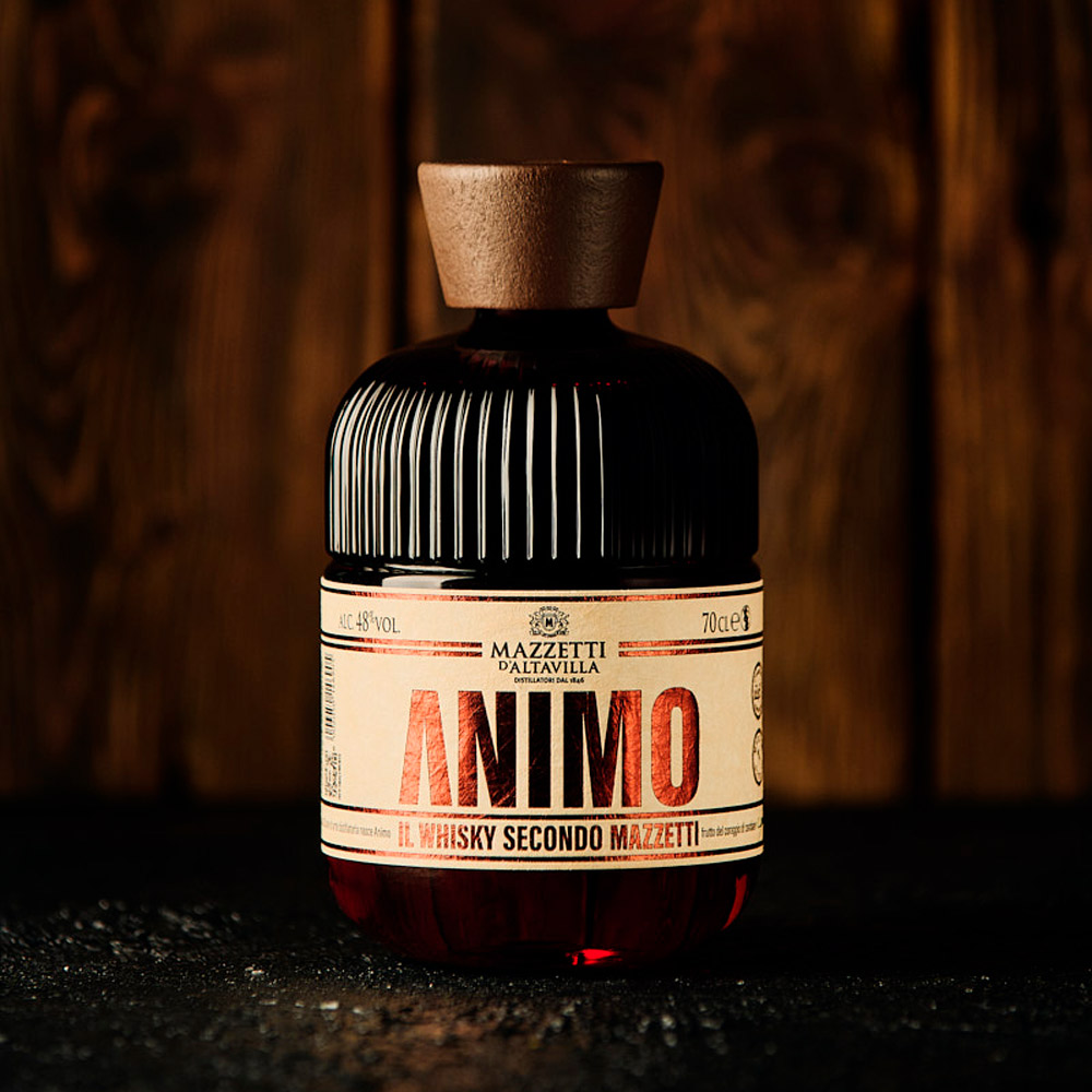 Animo: il Whisky secondo Mazzetti, la nuovissima release di Mazzetti d'Altavilla che lascia la Barricaia dopo tre lunghissimi anni di invecchiamento in pregiate essenze lignee. La sfida nasce fra gli alambicchi, con l'idea di mettere alla prova i quasi 200 anni di Mazzetti e donando un contributo alla tradizione distillatoria internazionale, ma senza imitazioni. Al contrario, Animo segue una propria identità in termini sensoriali e di packaging, senza essere condizionato dall'ampia scelta di versioni internazionali. Animo si caratterizza per il suo bouquet ricco ed ampio, con note di lievito e una morbida tostatura, che si orienta tra il vanigliato e i sentori di pasticceria. Al palato è complesso ed emergono piano piano fresche note di orzo tostato, rivelando poi un gusto intenso di vaniglia e una chiusura tannica estremamente persistente. Un distillato di carattere, con una personalità esclusiva. "Nella vita, per osare, ci vuole Animo. "Ci vuole coraggio, nella vita, così come nella distillazione. Coraggio quando si affrontano nuove avventure e si esplorano mondi diversi con la volontà di lasciare sempre il proprio segno distintivo. Quando la sfida chiama, Mazzetti d’Altavilla risponde… e lo fa con personalità e convinzione, valori che sono alla base di “Animo”, il whisky secondo Mazzetti. Il primo approccio verso un distillato che rappresenta una novità nella collezione dei “Distillatori dal 1846” rappresenta un nuovo capitolo di un’azienda che guarda oltre confine ma interpreta secondo la propria filosofia produttiva. La novità è stata cullata a lungo, analizzata, sperimentata ed infine invecchiata, per dare quella complessità e quel coraggio che “Animo” è ora pronto a trasmettere ai suoi nuovi degustatori.