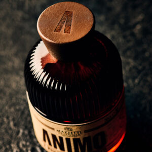 Animo: il Whisky secondo Mazzetti, la nuovissima release di Mazzetti d'Altavilla che lascia la Barricaia dopo tre lunghissimi anni di invecchiamento in pregiate essenze lignee. La sfida nasce fra gli alambicchi, con l'idea di mettere alla prova i quasi 200 anni di Mazzetti e donando un contributo alla tradizione distillatoria internazionale, ma senza imitazioni. Al contrario, Animo segue una propria identità in termini sensoriali e di packaging, senza essere condizionato dall'ampia scelta di versioni internazionali. Animo si caratterizza per il suo bouquet ricco ed ampio, con note di lievito e una morbida tostatura, che si orienta tra il vanigliato e i sentori di pasticceria. Al palato è complesso ed emergono piano piano fresche note di orzo tostato, rivelando poi un gusto intenso di vaniglia e una chiusura tannica estremamente persistente. Un distillato di carattere, con una personalità esclusiva. "Nella vita, per osare, ci vuole Animo. "Ci vuole coraggio, nella vita, così come nella distillazione. Coraggio quando si affrontano nuove avventure e si esplorano mondi diversi con la volontà di lasciare sempre il proprio segno distintivo. Quando la sfida chiama, Mazzetti d’Altavilla risponde… e lo fa con personalità e convinzione, valori che sono alla base di “Animo”, il whisky secondo Mazzetti. Il primo approccio verso un distillato che rappresenta una novità nella collezione dei “Distillatori dal 1846” rappresenta un nuovo capitolo di un’azienda che guarda oltre confine ma interpreta secondo la propria filosofia produttiva. La novità è stata cullata a lungo, analizzata, sperimentata ed infine invecchiata, per dare quella complessità e quel coraggio che “Animo” è ora pronto a trasmettere ai suoi nuovi degustatori.