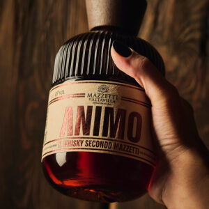 Animo: il Whisky secondo Mazzetti, la nuovissima release di Mazzetti d'Altavilla che lascia la Barricaia dopo tre lunghissimi anni di invecchiamento in pregiate essenze lignee. La sfida nasce fra gli alambicchi, con l'idea di mettere alla prova i quasi 200 anni di Mazzetti e donando un contributo alla tradizione distillatoria internazionale, ma senza imitazioni. Al contrario, Animo segue una propria identità in termini sensoriali e di packaging, senza essere condizionato dall'ampia scelta di versioni internazionali. Animo si caratterizza per il suo bouquet ricco ed ampio, con note di lievito e una morbida tostatura, che si orienta tra il vanigliato e i sentori di pasticceria. Al palato è complesso ed emergono piano piano fresche note di orzo tostato, rivelando poi un gusto intenso di vaniglia e una chiusura tannica estremamente persistente. Un distillato di carattere, con una personalità esclusiva. "Nella vita, per osare, ci vuole Animo. "Ci vuole coraggio, nella vita, così come nella distillazione. Coraggio quando si affrontano nuove avventure e si esplorano mondi diversi con la volontà di lasciare sempre il proprio segno distintivo. Quando la sfida chiama, Mazzetti d’Altavilla risponde… e lo fa con personalità e convinzione, valori che sono alla base di “Animo”, il whisky secondo Mazzetti. Il primo approccio verso un distillato che rappresenta una novità nella collezione dei “Distillatori dal 1846” rappresenta un nuovo capitolo di un’azienda che guarda oltre confine ma interpreta secondo la propria filosofia produttiva. La novità è stata cullata a lungo, analizzata, sperimentata ed infine invecchiata, per dare quella complessità e quel coraggio che “Animo” è ora pronto a trasmettere ai suoi nuovi degustatori.