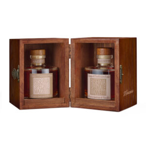 Mazzetti Riserve Speciali Grappa di Barolo e Barbaresco: l’essenza di Langa racchiusa in un unico scrigno.In questa prestigiosa confezione regalo in legno è custodito tutto il tesoro del Nebbiolo, il vitigno che ha fatto la fortuna delle colline langarole e che trova nel Barolo e nel Barbaresco le sue massime espressioni, capaci di affascinare il mondo intero. Dopo paziente riposo in legni pregiati per 18 mesi, nascono distillati di grande complessità come le Riserve di Barolo e Barbaresco pronte per un’attenta degustazione. Pregiato cofanetto in legno contenente: 1 x Grappa Riserva Speciale Barolo 0,20L e 1 x Grappa Riserva Speciale Barbaresco 0,20L