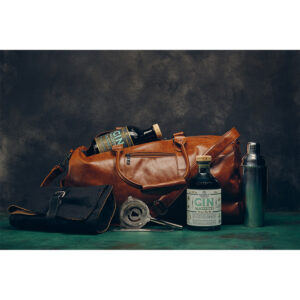 Weekend Set Mazzetti d'Altavilla, la nuova confezione regalo alternativa, composta dall'iconico Gin Mazzetti, il nuovissimo Gin Mazzetti Black Edition e il Set completo da viaggio di Accessori Barman, il tutto racchiuso nell'elegante e prestigioso borsone. Il Weekend avrà tutto un altro gusto, quello dei Gin Mazzetti. Una confezione che racchiude tutti i volti di questo distillato “London Dry” nelle due versioni, accompagnate da tutti gli strumenti necessari per una comoda mixology fai da te, pronta per l’uso in qualsiasi luogo e momento scatti il piacere di miscelare (o regalare) un buon Gin italiano. Anzi due. Nel London Dry Gin di Mazzetti risiede tutta la freschezza e la ricchezza sensoriale delle vallate prealpine, lasciando emergere in modo predominante le note tipiche del territorio. Particolarmente adatto a chi ama il gusto secco, delicato e tradizionale del London Dry Gin. Il nuovo Gin Black Edition è dedicato invece agli amanti delle note più speziate ed erbacee, caratterizzandosi per il delicato retrogusto di pino ed iris, note lievemente pepate e rimandi al coriandolo e cardamomo. Il finale risulta piacevolmente sapido.  Contiene: 1x Gin Original Mazzetti London Dry 0,70L, 1x Gin Black Edition Mazzetti 0,70L, 1x Set Barman da Viaggio, con accessori in acciaio professionali e 1x Borsone da Viaggio in ecopelle