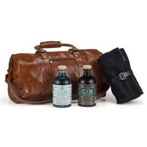 Weekend Set Mazzetti d'Altavilla, la nuova confezione regalo alternativa, composta dall'iconico Gin Mazzetti, il nuovissimo Gin Mazzetti Black Edition e il Set completo da viaggio di Accessori Barman, il tutto racchiuso nell'elegante e prestigioso borsone. Il Weekend avrà tutto un altro gusto, quello dei Gin Mazzetti. Una confezione che racchiude tutti i volti di questo distillato “London Dry” nelle due versioni, accompagnate da tutti gli strumenti necessari per una comoda mixology fai da te, pronta per l’uso in qualsiasi luogo e momento scatti il piacere di miscelare (o regalare) un buon Gin italiano. Anzi due. Nel London Dry Gin di Mazzetti risiede tutta la freschezza e la ricchezza sensoriale delle vallate prealpine, lasciando emergere in modo predominante le note tipiche del territorio. Particolarmente adatto a chi ama il gusto secco, delicato e tradizionale del London Dry Gin. Il nuovo Gin Black Edition è dedicato invece agli amanti delle note più speziate ed erbacee, caratterizzandosi per il delicato retrogusto di pino ed iris, note lievemente pepate e rimandi al coriandolo e cardamomo. Il finale risulta piacevolmente sapido.  Contiene: 1x Gin Original Mazzetti London Dry 0,70L, 1x Gin Black Edition Mazzetti 0,70L, 1x Set Barman da Viaggio, con accessori in acciaio professionali e 1x Borsone da Viaggio in ecopelle