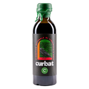 Il Curbat, prodotto artigianalmente da Opificio Cattaneo, è un digestivo naturale a base di Liquirizia purissima ed Erbe Alpine e Balsamiche.Il Corvo, "curbat" in dialetto", è da sempre segno segno di sventura, ma quello di Opificio Cattaneo porta fortuna! "Curbat" fa parte della linea Amari & Liquori di Opificio Cattaneo, una serie di bottiglie accattivanti e divertenti.Le ricette e gli abbinamenti originali tra le varie botaniche, rendono questi liquori estremamente innovativi e moderni, rivolgendo comunque uno sguardo verso la tradizione liquoristica artigianale italiana.
