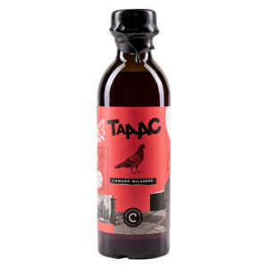 TAAAC L'Amaro Milanese, realizzato artigianalmente da Opificio Cattaneo, rappresenta il classico amaro dalle proprietà digestive, le cui botaniche principali sono China, Rabarbaro e Cardamomo. Dal gusto morbido ed equilibrato, con note amaricanti accentuate, è un omaggio alla città di Milano e al suo essere sempre un passo avanti. Aprire la bottiglia...TAAAC, Versare nel bicchiere...TAAAC, sorseggiare con gusto...TAAAC! Un amaro alla moda, alternativo, con stile. Non fare il Barlafus!! fatti un amaro dai Pheeega!! "TAAAC" fa parte della linea Amari & Liquori di Opificio Cattaneo, una serie di bottiglie accattivanti e divertenti. Le ricette e gli abbinamenti originali tra le varie botaniche, rendono questi liquori estremamente innovativi e moderni, rivolgendo comunque uno sguardo verso la tradizione liquoristica artigianale italiana.