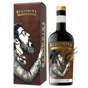 Medichina Elixir Extra Amaricante è il nuovissimo amaro del catalogo Pellegrini Private Stock.Si ispira alla storia della china, che è strettamente legata a quella della farmacopea e, successivamente, a quella della liquoristica. L'artefice della ricetta è Davide Monorchio, responsabile spirits di Pellegrini e alchimista moderno. Le botaniche principali del Medichina sono China Rossa, China Gialla, scorze di arancio dolce, scorze di arancio amaro e altre 22 botaniche segrete. Poco zucchero e niente note di alleggerimento date da frutta o fiori, ma una vera e propria interpretazione della tradizione liquoristica. Il risultato è un elixir extra amaricante, balsamico e “strong”. La leggenda narra che nel 1638, Ana de Osorio, contessa di Chincòn e moglie del viceré del Perù, si ammalò gravemente di una febbre apparentemente inguaribile. Gli indigeni peruviani la curarono con la corteccia dell'albero della china e, pochi anni dopo nel 1643, i missionari gesuiti portarono la preziosa corteccia in Europa, dove divenne nota come "polvere dei gesuiti" e accettata come farmaco dalla comunità scientifica. Il principio attivo è infatti il chinino, che si estrae dalle cortecce della Chincona Officinalis, Calissaya e Succirubra, ovvero le varietà più pregiate. Nell'ottocento comincia ad essere un ingrediente fondamentale della liquoristica italiana. Innumerevoli le ricette in cui è presente, come per esempio nel Barolo Chinato o Vermut Chinato.Se al giorno d'oggi il suo medicinale è stato sorpassato dalla chimica moderna, la china resta ancora un apprezzato ed efficace digestivo, dalle comprovate virtù stomatiche. Medichina si affianca ai suoi fratelli Baffotonico e Barba Turico della gamma Elisir Pellegrini Private Stock. 