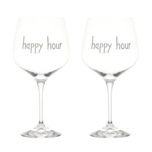 Set 2 calici cocktail in vetro con decoro Happy Hour Simple Day. Goditi un momento di relax bevendo un aperitivo o un cocktail dopocena nei capienti calici da 82cl, da solo o in compagnia dei tuoi amici e familiari. Il set di 2 calici, confezionato nella propria scatola, è anche un'ottima idea per un regalo. Set di 2 bicchieri 82cl, Altezza 21cm x 11cm, Decoro Happy Hour serigrafato in colore bianco, Vetro sottile ma resistente, Idoneo al lavaggio in lavastoviglie: si consiglia una temperatura di lavaggio max. 50° e di non utilizzare detersivi abrasivi o aggressivi. Vetro cristallino senza piombo, Confezione in cartone riciclato, Disegnato e prodotto in Italia