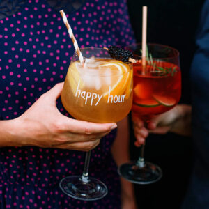 Set 2 calici cocktail in vetro con decoro Happy Hour Simple Day. Goditi un momento di relax bevendo un aperitivo o un cocktail dopocena nei capienti calici da 82cl, da solo o in compagnia dei tuoi amici e familiari. Il set di 2 calici, confezionato nella propria scatola, è anche un'ottima idea per un regalo. Set di 2 bicchieri 82cl, Altezza 21cm x 11cm, Decoro Happy Hour serigrafato in colore bianco, Vetro sottile ma resistente, Idoneo al lavaggio in lavastoviglie: si consiglia una temperatura di lavaggio max. 50° e di non utilizzare detersivi abrasivi o aggressivi. Vetro cristallino senza piombo, Confezione in cartone riciclato, Disegnato e prodotto in Italia