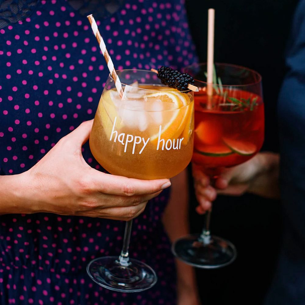 Set 2 calici cocktail in vetro con decoro Happy Hour Simple Day. Goditi un momento di relax bevendo un aperitivo o un cocktail dopocena nei capienti calici da 82cl, da solo o in compagnia dei tuoi amici e familiari. Il set di 2 calici, confezionato nella propria scatola, è anche un'ottima idea per un regalo. Set di 2 bicchieri 82cl, Altezza 21cm x 11cm, Decoro Happy Hour serigrafato in colore bianco, Vetro sottile ma resistente, Idoneo al lavaggio in lavastoviglie: si consiglia una temperatura di lavaggio max. 50° e di non utilizzare detersivi abrasivi o aggressivi. Vetro cristallino senza piombo, Confezione in cartone riciclato, Disegnato e prodotto in Italia