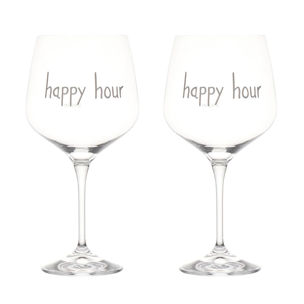 Set 2 calici cocktail in vetro con decoro Happy Hour Simple Day. Goditi un momento di relax bevendo un aperitivo o un cocktail dopocena nei capienti calici da 82cl, da solo o in compagnia dei tuoi amici e familiari. Il set di 2 calici, confezionato nella propria scatola, è anche un'ottima idea per un regalo. Set di 2 bicchieri 82cl, Altezza 21cm x 11cm, Decoro Happy Hour serigrafato in colore bianco, Vetro sottile ma resistente, Idoneo al lavaggio in lavastoviglie: si consiglia una temperatura di lavaggio max. 50° e di non utilizzare detersivi abrasivi o aggressivi. Vetro cristallino senza piombo, Confezione in cartone riciclato, Disegnato e prodotto in Italia