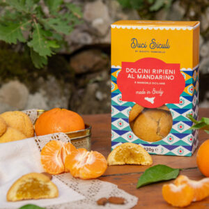 Tumminello Dolcini Ripieni al Mandarino e Mandorle Siciliane 320g - I Dolcini al Mandarino uniscono il sapore degli agrumi siciliani con la mandorla, creando un connubio tutto da scoprire. Morbidi e con tanto ripieno, assicurano un sapore sfizioso che richiama alla mente i sapori ed i profumi dell’autentica tradizione dolciaria siciliana. Il delizioso involucro di pasta frolla ed il goloso ripieno sprigionano sapori unici ai quali è impossibile resistere. Questi dolci panciuti possono essere gustati tutto l’anno a fine pasto come sfizioso dessert, nel pomeriggio accompagnato da un tè o semplicemente come goloso intermezzo durante la giornata.