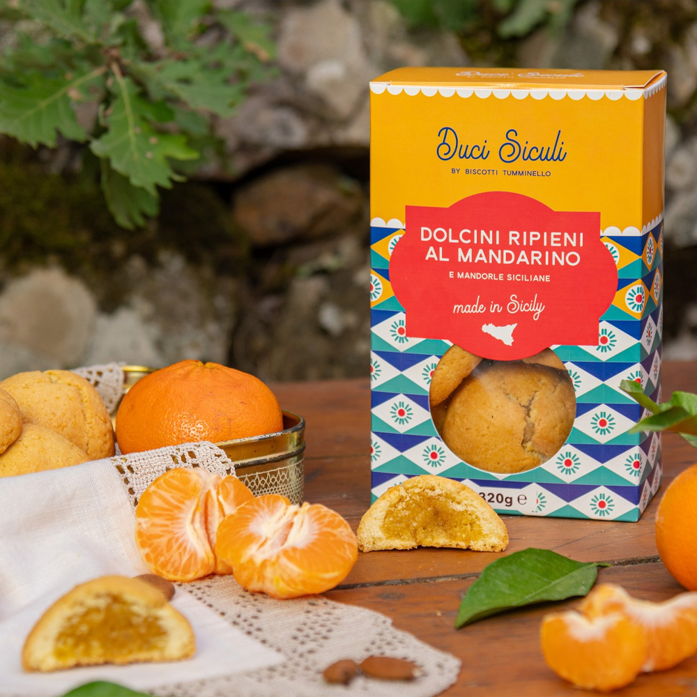 Tumminello Dolcini Ripieni al Mandarino e Mandorle Siciliane 320g - I Dolcini al Mandarino uniscono il sapore degli agrumi siciliani con la mandorla, creando un connubio tutto da scoprire. Morbidi e con tanto ripieno, assicurano un sapore sfizioso che richiama alla mente i sapori ed i profumi dell’autentica tradizione dolciaria siciliana. Il delizioso involucro di pasta frolla ed il goloso ripieno sprigionano sapori unici ai quali è impossibile resistere. Questi dolci panciuti possono essere gustati tutto l’anno a fine pasto come sfizioso dessert, nel pomeriggio accompagnato da un tè o semplicemente come goloso intermezzo durante la giornata.