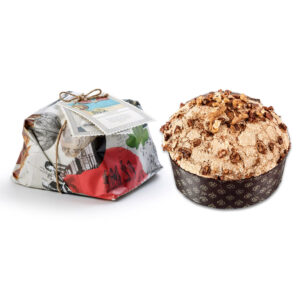 Vincente Delicacies Panettone "Il Poeta" Sguardi Siciliani con Malvasia, Fichi e Noci Glassato 750g-Il Panettone artigianale è senza dubbio il simbolo del Natale in tutte le case degli italiani."Il Poeta", prodotto da Vincente Delicacies, si caratterizza per il suo impasto morbidissimo, arricchito da uvette di Malvasia, Fichi e Noci. L'elegante incarto avvolge un dolce tenero e profumato: ogni assaggio immerge il palato in un piacere dal gusto intenso e delicato. Questo Panettone artigianale incartato a mano fa parte della linea "Sguardi Siciliani", creata appositamente da Vincente Delicacies per celebrare la Sicilia, una terra ricca di tradizioni, tesori artistici e naturali: i suoi simboli sono famosi in tutto il mondo e rimandano a luoghi ricchi di folklore, feste pittoresche, buon cibo e storia. La linea "Sguardi Siciliani" è composta da otto tipologie di panettoni, ognuno dedicato a una figura rappresentativa della cultura siciliana, come artisti, scrittori, poeti , musicisti e tradizioni popolari, come Leonardo Sciascia, Antonello da Messina Luigi Pirandello fino ad arrivare al noto compositore Vincenzo Bellini.