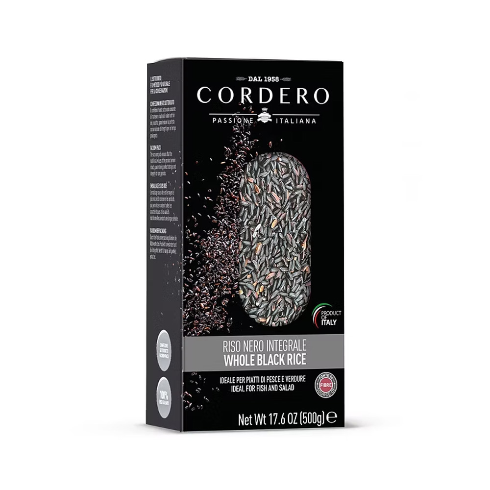 Cordero Riso Nero Integrale Italiano 500g - Il riso nero, spesso chiamato “Riso Venere”, è una varietà integrale raffinata che si distingue per il suo chicco scuro, quasi violaceo, dovuto alla presenza naturale di pigmenti chiamati antociani. Originario della Cina, ma oggi coltivato con successo anche nella Pianura Padana (province come Vercelli e Novara), questo riso era anticamente riservato agli “imperatori” per la sua rarità e le sue proprietà nutrizionali. Dal punto di vista nutrizionale, il riso nero è ricco di fibre, sali minerali come ferro, magnesio, zinco, vitamina E e del gruppo B, oltre ad avere un buon contenuto proteico. Riso EcorìGrazie al pericarpo nero non rimosso (la parte esterna del chicco) mantiene un profilo con antiossidanti che contrastano i radicali liberi. In cucina è perfetto per piatti freddi, insalate, ma anche per accompagnare pesce o creare risotti particolari. Ha un aroma delicato che ricorda il pane appena sfornato e un gusto leggermente nocciolato. Il tempo di cottura è superiore rispetto al riso bianco (spesso intorno ai 40-50 minuti per varietà integrali), ma questo è compensato dalla consistenza e dal sapore più corposo.