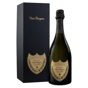 Dom Pérignon Vintage 2015 Champagne AOC ha un colore giallo paglierino brillante con luminosi riflessi dorati. Il perlage è finissimo e molto persistente. Al naso si rivela ricco e complesso, caratterizzato dalla tipica mineralità che risalta fin da subito. Seguono successivamente sinfonie di frutta candita, prugna mirabelle, scorze d’agrume, note di fiori bianchi, sentori dolci di miele e spezie, per completarsi in sfumature tostate e profumi di panificazione e lievito. Le note dovute alla presenza dello Chardonnay si fanno evidenti pian piano, piacevolmente burrose e avvolgenti. Al palato si rivela impeccabile, con toni che giocano dalla cremosità del perlage, la rotondità del corpo, la minerale freschezza e la ricchezza del gusto, sempre elegante e graziata. Il finale è lungo e di notevole persistenza. Lo Champagne Vintage Dom Pérignon è probabilmente una delle bollicine più rinomate e apprezzate a livello globale, sinonimo di lusso ed eccellenza francese, prodotto come una volta nelle cantine della storica Abbazia benedettina di Hautvillers. Uno Champagne senza eguali, dotato di corpo, complessità e soprattutto classe, dal lunghissimo potenziale di invecchiamento che può protrarsi anche per oltre trent’anni. Ogni bottiglia rappresenta “un pezzo unico e prestigioso”, in quanto nessuna annata è uguale all’altra ma è sempre in grado di regalare grandi emozioni.