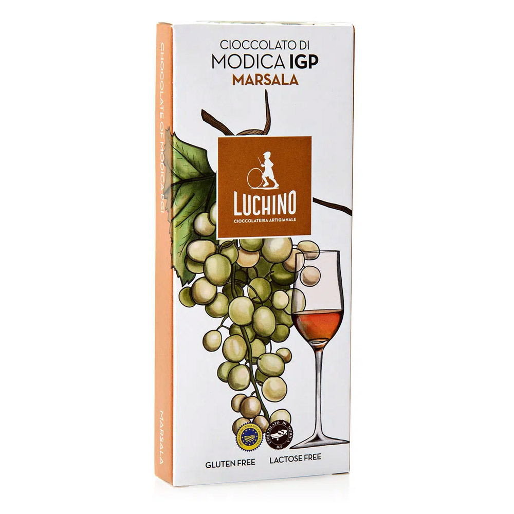 Luchino Cioccolato di Modica IGP al Marsala nasce dall’incontro tra due eccellenze siciliane. Il Marsala, vino dolce e simbolo della tradizione vitivinicola dell’isola, incontra il cioccolato modicano lavorato secondo disciplinare IGP, mantenendo la tipica consistenza granulosa e l’intensità del cacao. L’aroma naturale di Marsala, selezionato da Luchino tra le migliori produzioni locali, conferisce alla tavoletta un gusto pieno, morbido e rotondo, con note calde e avvolgenti. È una barretta elegante, perfetta per un dopocena speciale, dove il piacere del cioccolato si fonde con l’eleganza del vino.