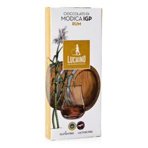 Luchino Cioccolato di Modica IGP al Rum è una tavoletta dal carattere intenso, pensata per chi ama sapori forti e decisi. Le note aromatiche del rum si fondono con il gusto profondo del cioccolato modicano, lavorato a freddo secondo disciplinare IGP, che mantiene la tipica consistenza granulosa e l’autenticità del cacao. L’incontro tra liquore e cioccolato crea sfumature nuove, calde e avvolgenti, trasformando ogni assaggio in un momento di puro piacere. Perfetta per il dopocena, da gustare da sola o in abbinamento a distillati e liquori.