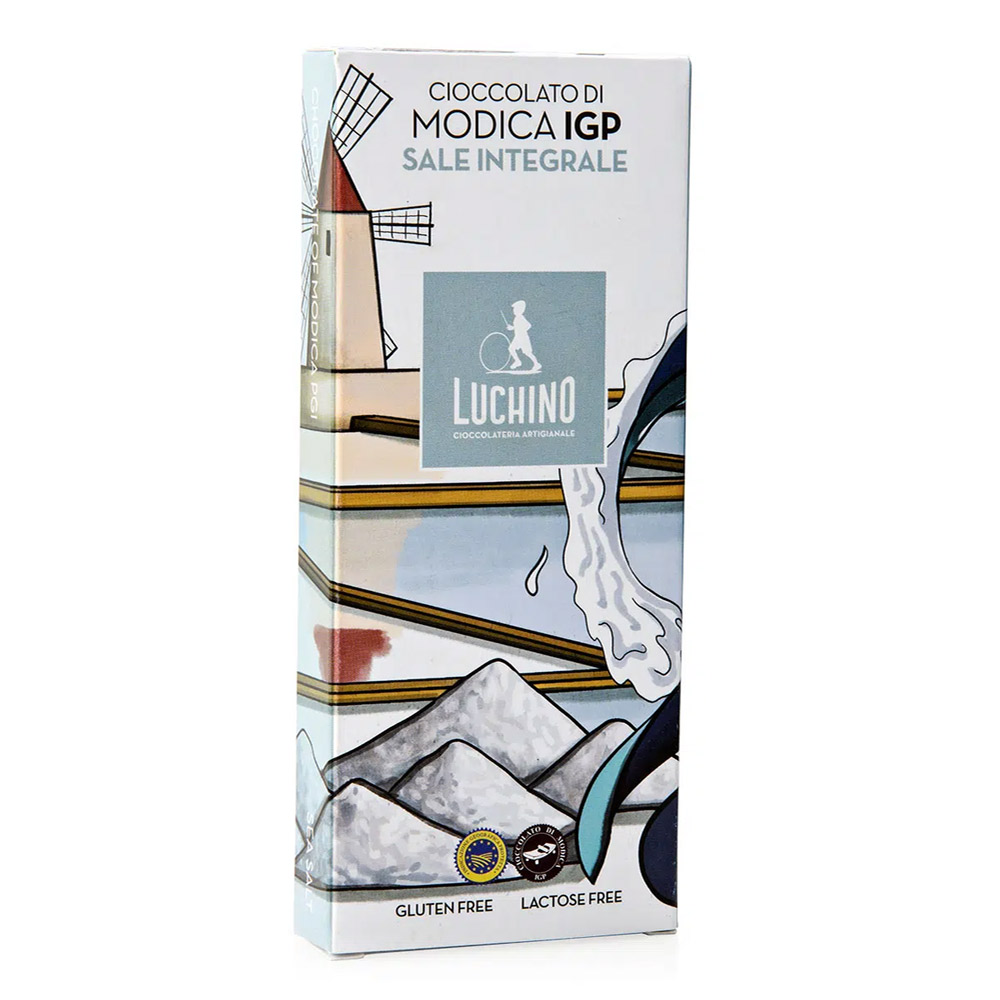 Luchino Cioccolato di Modica IGP al Sale di Trapani è un incontro audace che conquista al primo assaggio. I cristalli di sale integrale provenienti dalle storiche saline di Trapani si intrecciano con i granelli di zucchero lasciati intatti dalla tradizionale lavorazione a freddo del Cioccolato di Modica IGP. Il risultato è un gioco sorprendente di contrasti: dolcezza e salinità, morbidezza del cacao e croccantezza dei cristalli. Una tavoletta che racconta la Sicilia in ogni dettaglio, dal sapore intenso del cacao al fascino antico delle saline sospese tra vento e mare.