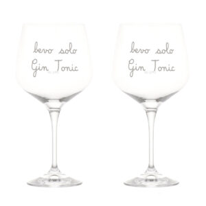 Set 2 calici cocktail in vetro con decoro Bevo Solo Gin Tonic Simple Day. Goditi un momento di relax bevendo un aperitivo o un cocktail dopocena nei capienti calici da 82cl, da solo o in compagnia dei tuoi amici e familiari. Il set di 2 calici, confezionato nella propria scatola, è anche un'ottima idea per un regalo. Set di 2 bicchieri 82cl, Altezza 21cm x 11cm, Decoro Bevo Solo Gin Tonic serigrafato in colore bianco, Vetro sottile ma resistente, Idoneo al lavaggio in lavastoviglie: si consiglia una temperatura di lavaggio max. 50° e di non utilizzare detersivi abrasivi o aggressivi. Vetro cristallino senza piombo, Confezione in cartone riciclato, Disegnato e prodotto in Italia
