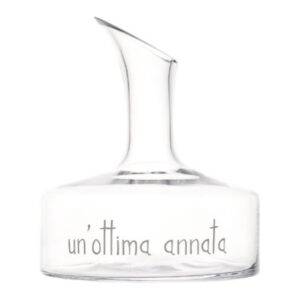 Decanter vino in vetro Un'Ottima Annata Simple Day - Il decanter è uno strumento fondamentale per valorizzare un vino rosso ed ha, senza dubbio, un effetto scenografico sulla tavola. Questo oggetto è stato reinterpretato, modernizzando la forma e applicando una scritta che lo rende ancora più particolare. Questo oggetto è anche un ottima idea regalo adatta anche per un pubblico sia femminile che maschile, soprattutto se wine lovers o appassionati. Decanter per bottiglie di vino da 0,75L, Altezza 21 cm x ø 19 cm, Decoro Un'Ottima Annata serigrafato in colore bianco, Lavare a mano. Non utilizzare detersivi abrasivi o aggressivi. Vetro cristallino senza piombo, soffiato a bocca. Eventuali piccole bolle d'aria nel vetro sono caratteristiche di questo tipo di lavorazione. Confezione in cartone riciclato, Disegnato in Italia
