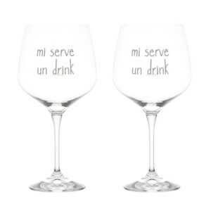 Set 2 calici cocktail in vetro con decoro Mi Serve un Drink Simple Day. Goditi un momento di relax bevendo un aperitivo o un cocktail dopocena nei capienti calici da 82cl, da solo o in compagnia dei tuoi amici e familiari. Il set di 2 calici, confezionato nella propria scatola, è anche un'ottima idea per un regalo. Set di 2 bicchieri 82cl, Altezza 21cm x 11cm, Decoro Mi Serve un Drink serigrafato in colore bianco, Vetro sottile ma resistente, Idoneo al lavaggio in lavastoviglie: si consiglia una temperatura di lavaggio max. 50° e di non utilizzare detersivi abrasivi o aggressivi. Vetro cristallino senza piombo, Confezione in cartone riciclato, Disegnato e prodotto in Italia