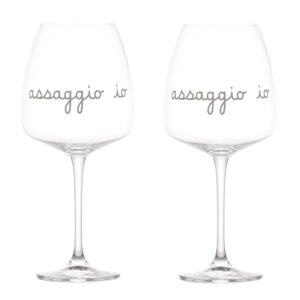 Set 2 calici cocktail in vetro con decoro Assaggio Io Simple Day - Godetevi ogni sorso con questo elegante set di 2 calici da vino con disegno decorativo "Assaggio io".Il suo design unico, la scritta in bianco e la qualità del vetro, daranno un tocco di raffinatezza ad ogni sorso.Questo set è perfetto come idea regalo per wine lovers e appassionati. Set di 2 calici 77cl, Altezza 24,6 x 11 cm, Decoro Assaggio Io serigrafato in colore bianco, Vetro sottile ma resistente, Idoneo al lavaggio in lavastoviglie: si consiglia una temperatura di lavaggio max. 50° e di non utilizzare detersivi abrasivi o aggressivi. Vetro cristallino senza piombo, Confezione in cartone riciclato, Disegnato e prodotto in Italia
