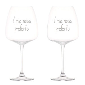 Set 2 calici cocktail in vetro con decoro Il Mio Rosso Preferito Simple Day - Godetevi ogni sorso con questo elegante set di 2 calici da vino con disegno decorativo "Il Mio Rosso Preferito". Il suo design unico, la scritta in bianco e la qualità del vetro, daranno un tocco di raffinatezza ad ogni sorso. Questo set è perfetto come idea regalo per wine lovers e appassionati. Set di 2 calici 77cl, Altezza 24,6 x 11 cm, Decoro Il Mio Rosso Preferito serigrafato in colore bianco, Vetro sottile ma resistente, Idoneo al lavaggio in lavastoviglie: si consiglia una temperatura di lavaggio max. 50° e di non utilizzare detersivi abrasivi o aggressivi. Vetro cristallino senza piombo, Confezione in cartone riciclato, Disegnato e prodotto in Italia