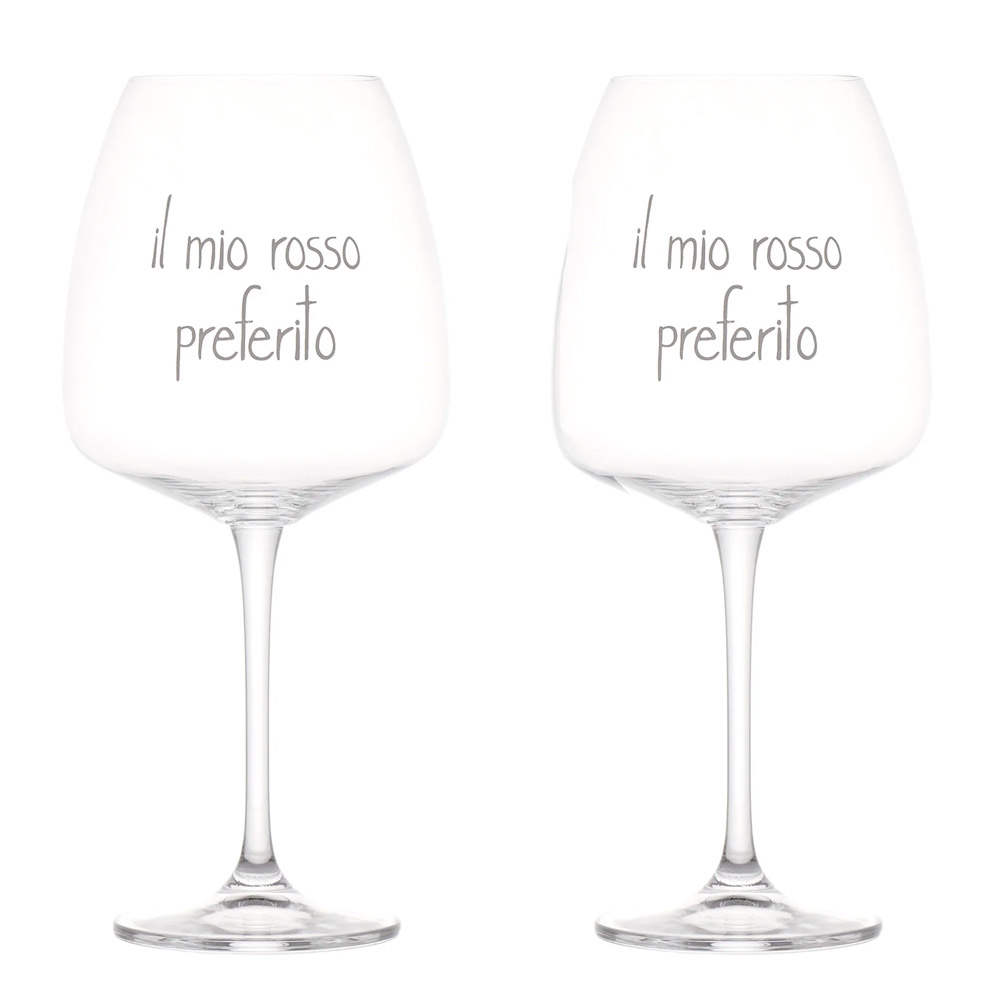 Set 2 calici cocktail in vetro con decoro Il Mio Rosso Preferito Simple Day - Godetevi ogni sorso con questo elegante set di 2 calici da vino con disegno decorativo "Il Mio Rosso Preferito". Il suo design unico, la scritta in bianco e la qualità del vetro, daranno un tocco di raffinatezza ad ogni sorso. Questo set è perfetto come idea regalo per wine lovers e appassionati. Set di 2 calici 77cl, Altezza 24,6 x 11 cm, Decoro Il Mio Rosso Preferito serigrafato in colore bianco, Vetro sottile ma resistente, Idoneo al lavaggio in lavastoviglie: si consiglia una temperatura di lavaggio max. 50° e di non utilizzare detersivi abrasivi o aggressivi. Vetro cristallino senza piombo, Confezione in cartone riciclato, Disegnato e prodotto in Italia