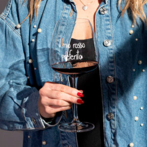 Set 2 calici cocktail in vetro con decoro Il Mio Rosso Preferito Simple Day - Godetevi ogni sorso con questo elegante set di 2 calici da vino con disegno decorativo "Il Mio Rosso Preferito". Il suo design unico, la scritta in bianco e la qualità del vetro, daranno un tocco di raffinatezza ad ogni sorso. Questo set è perfetto come idea regalo per wine lovers e appassionati. Set di 2 calici 77cl, Altezza 24,6 x 11 cm, Decoro Il Mio Rosso Preferito serigrafato in colore bianco, Vetro sottile ma resistente, Idoneo al lavaggio in lavastoviglie: si consiglia una temperatura di lavaggio max. 50° e di non utilizzare detersivi abrasivi o aggressivi. Vetro cristallino senza piombo, Confezione in cartone riciclato, Disegnato e prodotto in Italia