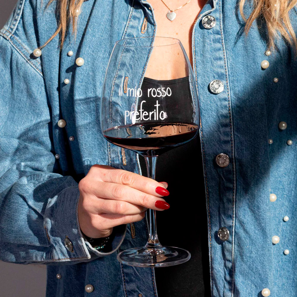 Set 2 calici cocktail in vetro con decoro Il Mio Rosso Preferito Simple Day - Godetevi ogni sorso con questo elegante set di 2 calici da vino con disegno decorativo "Il Mio Rosso Preferito". Il suo design unico, la scritta in bianco e la qualità del vetro, daranno un tocco di raffinatezza ad ogni sorso. Questo set è perfetto come idea regalo per wine lovers e appassionati. Set di 2 calici 77cl, Altezza 24,6 x 11 cm, Decoro Il Mio Rosso Preferito serigrafato in colore bianco, Vetro sottile ma resistente, Idoneo al lavaggio in lavastoviglie: si consiglia una temperatura di lavaggio max. 50° e di non utilizzare detersivi abrasivi o aggressivi. Vetro cristallino senza piombo, Confezione in cartone riciclato, Disegnato e prodotto in Italia