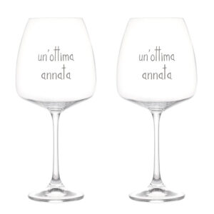 Set 2 calici cocktail in vetro con decoro Un'Ottima Annata Simple Day - Godetevi ogni sorso con questo elegante set di 2 calici da vino con disegno decorativo "Un'Ottima Annata". Il suo design unico, la scritta in bianco e la qualità del vetro, daranno un tocco di raffinatezza ad ogni sorso. Questo set è perfetto come idea regalo per wine lovers e appassionati. Set di 2 calici 77cl, Altezza 24,6 x 11 cm, Decoro Un'Ottima Annata serigrafato in colore bianco, Vetro sottile ma resistente, Idoneo al lavaggio in lavastoviglie: si consiglia una temperatura di lavaggio max. 50° e di non utilizzare detersivi abrasivi o aggressivi. Vetro cristallino senza piombo, Confezione in cartone riciclato, Disegnato e prodotto in Italia