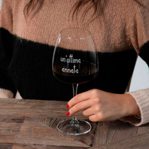 Set 2 calici cocktail in vetro con decoro Un'Ottima Annata Simple Day - Godetevi ogni sorso con questo elegante set di 2 calici da vino con disegno decorativo "Un'Ottima Annata". Il suo design unico, la scritta in bianco e la qualità del vetro, daranno un tocco di raffinatezza ad ogni sorso. Questo set è perfetto come idea regalo per wine lovers e appassionati. Set di 2 calici 77cl, Altezza 24,6 x 11 cm, Decoro Un'Ottima Annata serigrafato in colore bianco, Vetro sottile ma resistente, Idoneo al lavaggio in lavastoviglie: si consiglia una temperatura di lavaggio max. 50° e di non utilizzare detersivi abrasivi o aggressivi. Vetro cristallino senza piombo, Confezione in cartone riciclato, Disegnato e prodotto in Italia