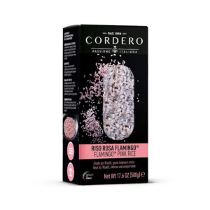 Il Riso Rosa Flamingo Cordero è un’eccellenza tutta italiana, coltivata nelle risaie del Vercellese. Nasce dalla lavorazione del riso nero, al quale viene parzialmente rimossa la glumella, dando vita a chicchi unici dalle affascinanti sfumature lilla. Durante la cottura il colore si intensifica, soprattutto se abbinato a condimenti freschi o leggermente acidi, che ne esaltano le tonalità e la naturale eleganza. Un riso dal carattere innovativo ma radicato nella tradizione, perfetto per chi cerca gusto, salute e creatività in cucina.