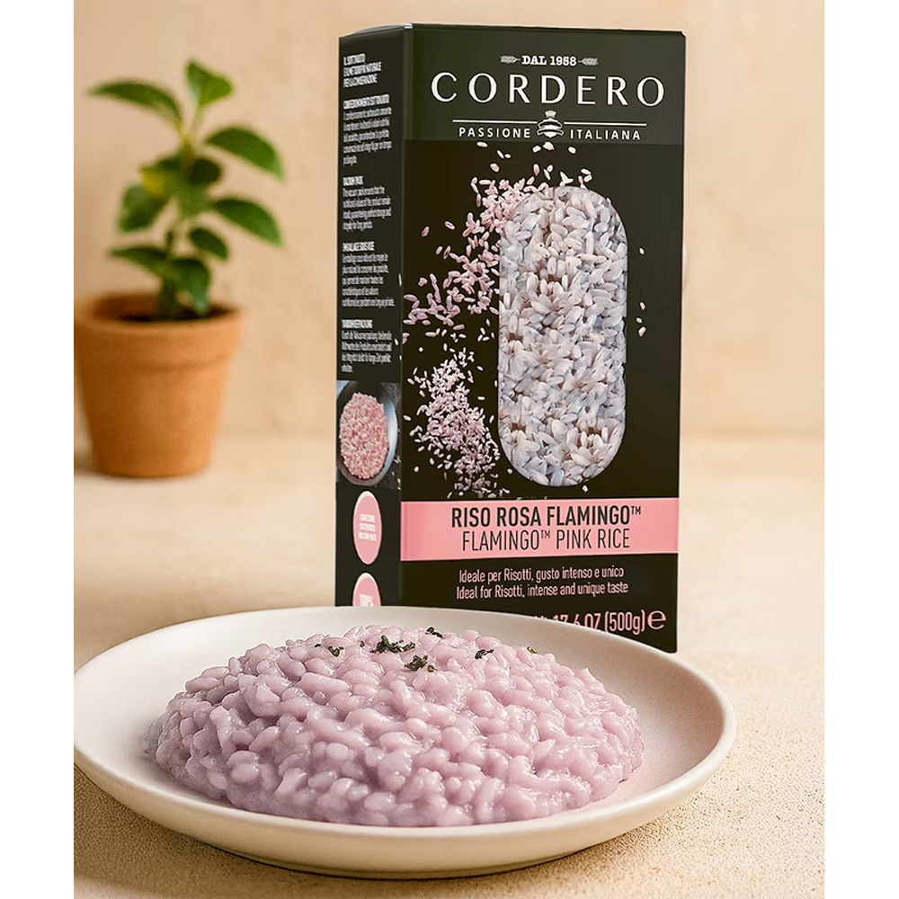 Il Riso Rosa Flamingo Cordero è un’eccellenza tutta italiana, coltivata nelle risaie del Vercellese. Nasce dalla lavorazione del riso nero, al quale viene parzialmente rimossa la glumella, dando vita a chicchi unici dalle affascinanti sfumature lilla. Durante la cottura il colore si intensifica, soprattutto se abbinato a condimenti freschi o leggermente acidi, che ne esaltano le tonalità e la naturale eleganza. Un riso dal carattere innovativo ma radicato nella tradizione, perfetto per chi cerca gusto, salute e creatività in cucina.