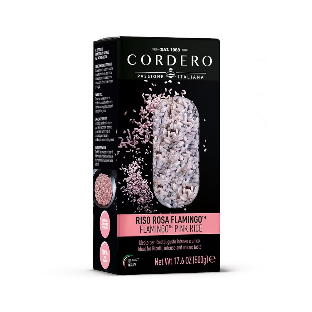 Il Riso Rosa Flamingo Cordero è un’eccellenza tutta italiana, coltivata nelle risaie del Vercellese. Nasce dalla lavorazione del riso nero, al quale viene parzialmente rimossa la glumella, dando vita a chicchi unici dalle affascinanti sfumature lilla. Durante la cottura il colore si intensifica, soprattutto se abbinato a condimenti freschi o leggermente acidi, che ne esaltano le tonalità e la naturale eleganza. Un riso dal carattere innovativo ma radicato nella tradizione, perfetto per chi cerca gusto, salute e creatività in cucina.