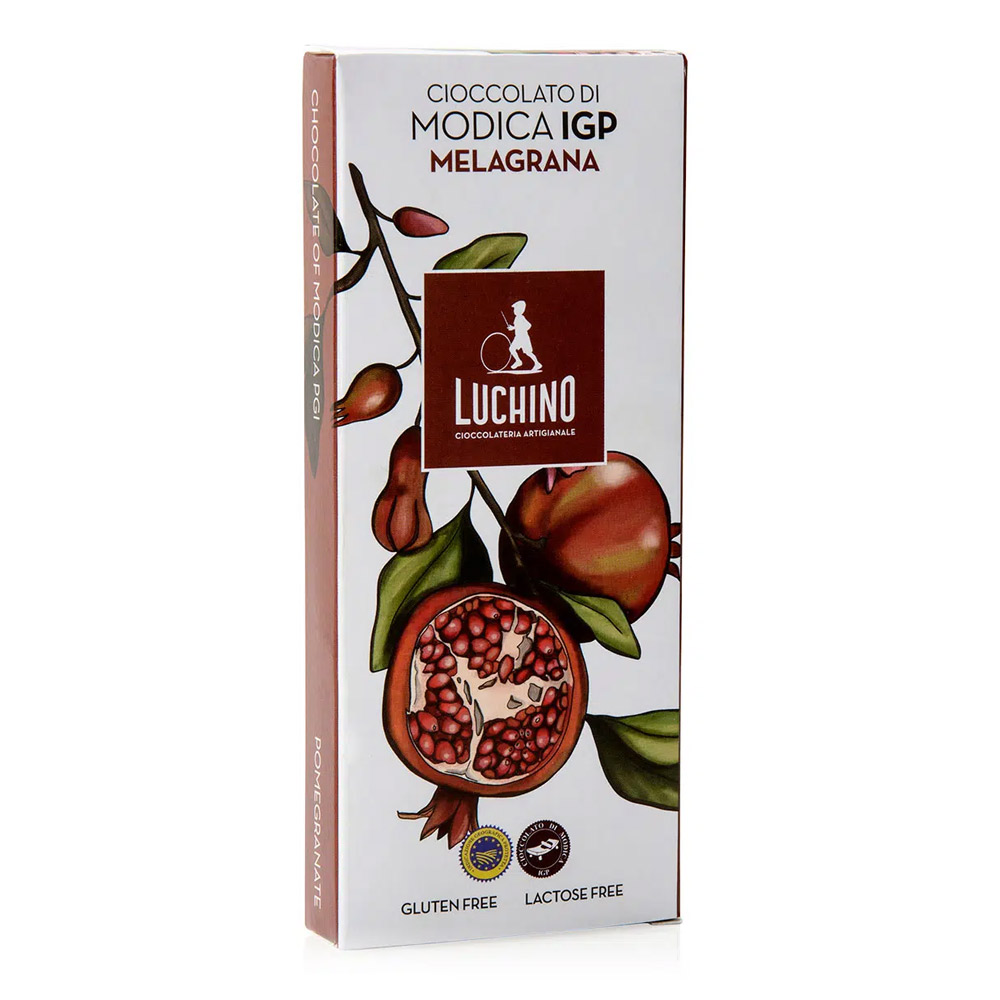 Luchino Cioccolato di Modica IGP al Melograno è un incontro sorprendente tra la tradizione del cioccolato modicano e la freschezza della melagrana. L’aroma naturale, estratto da melagrane selezionate, dona una dolcezza raffinata e una leggera nota acidula che esalta il gusto del cioccolato, rendendolo armonioso e profumato. La lavorazione a freddo del Cioccolato di Modica IGP preserva la tipica consistenza granulosa e l’intensità del cacao. Una tavoletta originale e inedita, perfetta per chi cerca un’esperienza sensoriale nuova e intrigante.