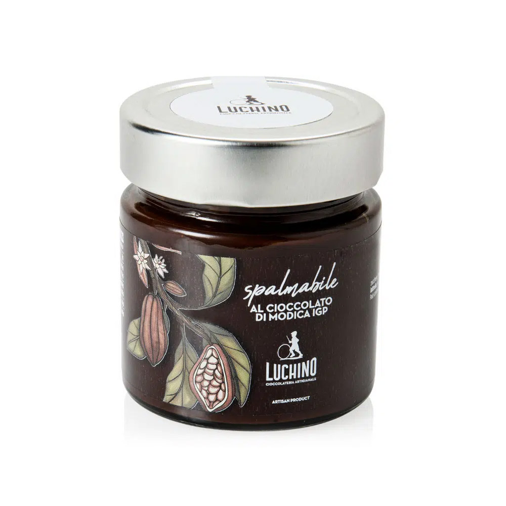 Luchino Crema Spalmabile al Cioccolato di Modica IGP è un omaggio alla tradizione dolciaria siciliana. Il Cioccolato di Modica, lavorato secondo disciplinare IGP, mantiene la sua tipica consistenza ruvida e leggermente granulosa, che in questa crema diventa una nota distintiva e irresistibile. La ricetta è genuina e sincera, senza latte né olio di palma, per preservare l’autenticità degli ingredienti. Dolce ma equilibrata, è perfetta da gustare al cucchiaio, spalmare su pane o utilizzare nella preparazione di dolci e dessert. Una crema che racchiude il sapore vero del cioccolato artigianale.