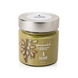 Luchino Crema Spalmabile al Pistacchio di Sicilia è una coccola dal sapore autentico, nata dal cuore dell’isola. Luchino seleziona solo pistacchi siciliani di qualità, raccolti nelle zone più vocate della Sicilia centrale, dove il sole e la terra vulcanica ne esaltano dolcezza e profumo. La ricetta è semplice e genuina: il 45% di pistacchi, latte, olio extravergine d’oliva e nessun olio di palma. Una crema morbida e vellutata che unisce gusto e benessere, ricca di vitamine del gruppo B, di grassi buoni come Omega-6 e acido oleico, e di aminoacidi preziosi. Ogni cucchiaio è un viaggio in Sicilia, tra aromi intensi e piacere genuino.